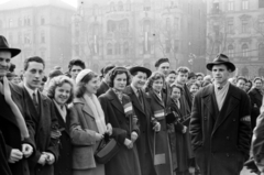 Magyarország, Budapest XIV.,Budapest VII., Ötvenhatosok tere (Felvonulási tér), május 1-i felvonulás, háttérben a Dózsa György út házsora a Marek József utca és a Dembinszky utca között., 1959, Fortepan/Album027, Budapest, Fortepan #149318