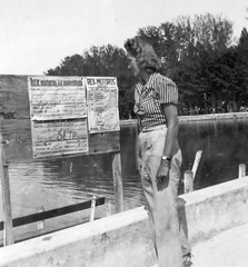 Magyarország, Balatonalmádi, hajókikötő., 1940, Saly Noémi, plakát, hirdető tábla, Rex I. hajó, csíkos ruha, Fortepan #14937