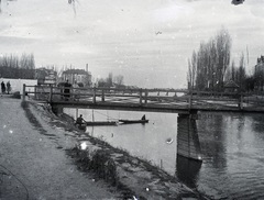 Magyarország, Győr, Rába-part a torkolat közelében, előtérben az uszodai gyaloghíd, háttérben az 1945. március 28-án felrobbantott Kossuth híd révfalui hídfője, mellette az ideiglenes fahíd. Balra a Kálóczy téri csónakház, a kép jobb szélén a Hittudományi Főiskola látszik., 1947, Tóth Árpád, ideiglenes híd, Fortepan #149372