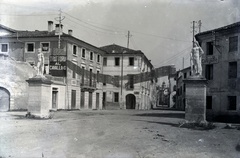 Olaszország, Conegliano, Via Giuseppe Garibaldi a Rotatoria del Cavallino felől nézve., 1917, Tóth Árpád, első világháború, vendéglő, szobor, jelzőtábla, Fortepan #149421