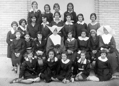 Irán, Teherán, az École Jeanne d'Arc harmadik osztálya. Az első sorban jobbról a második ifj. Francsek Imre építész lánya., 1933, Saly Noémi, osztálykép, apáca, tanár, Fortepan #14946