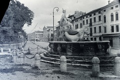 Olaszország, Conegliano, Corso Vittorio Emanuele II, Neptunus szökőkút (Fontana di Nettuno), 1918, Tóth Árpád, szökőkút, Neptun-ábrázolás, Fortepan #149465