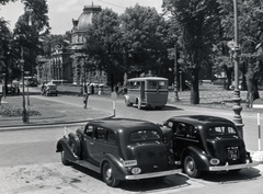 Magyarország, Margitsziget, Budapest, szemben a Margit-fürdő., 1938, Szöllősy Kálmán, autóbusz, automobil, rendszám, országjelzés, Fortepan #149507