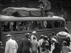 Hungary, Budapest V., Vörösmarty tér, háttérben a Haas-palota., 1935, Szöllősy Kálmán, bus, sunshades, ad pillar, MAVART-organisation, Budapest, roof rack, Fortepan #149518