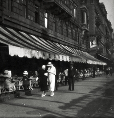 Magyarország, Budapest V., Dunakorzó. Az Első Magyar Általános Biztosító Társaság székházának földszintjén működő Negresco kávéház terasza a Türr István utca torkolata.felé nézve., 1937, Szöllősy Kálmán, fonott szék, kávéház, Budapest, Fortepan #149530