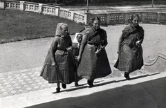 Hungary, Fót, a felvétel a római katolikus templom előtt készült., 1936, Szöllősy Kálmán, women, stairs, folk costume, headscarf, skirt, prayer book, Blue dying, Swabian folk costume, Fortepan #149533