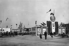 Hungary, Budapest XIV., a Nehézipari Minisztérium gépipari kiállítása mögött az egykori Közlekedési Csarnok látható., 1949, Szöllősy Kálmán, Lenin-portrayal, Joseph Stalin portrayal, Budapest, Fortepan #149541