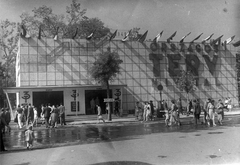 Hungary, Budapest XIV., Budapesti Nemzetközi Őszi Vásár, az Országos Tervhivatal kiállítási csarnoka., 1949, Szöllősy Kálmán, Budapest, visitors, Fortepan #149543