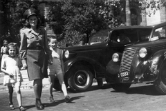 Magyarország, Budapest V., Szabadság tér, háttérben a Tőzsdepalota., 1948, Szöllősy Kálmán, automobil, rendszám, Budapest, kézenfogva, gyerekek, rendőrnő, Fiat 1100, Fortepan #149547