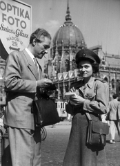 Magyarország, Budapest V., Kossuth Lajos tér a Vértanúk tere felől nézve, háttérben a Parlament., 1948, Szöllősy Kálmán, Budapest, kézitáska, úriember, cigaretta, reklám, felirat, igazoltatás, rendőrnő, Fortepan #149552