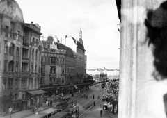 Magyarország, Budapest II., Margit körút, a Margit híd budai hídfőjénél. Háttérben, a Duna túlpartján a Palatinus-házak., 1943, Saly Noémi, forgalom, utcakép, villamos, Budapest, Fortepan #14975