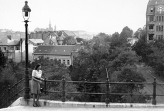 Magyarország, Budapest II., Rómer Flóris (Zárda) utca kanyarulata, távolban a Levéltár és a Mária Magdolna templom tornya a budai Várban., 1943, Saly Noémi, Budapest, utcai lámpa, Fortepan #14983