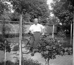 1944, Saly Noémi, gentleman, bicycle, lawn, summer, breech, Fortepan #14994