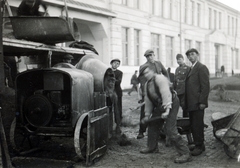 Magyarország, Budapest XVI., Mátyásföld, Újszász utca 41-43. (Keresztúri út 1-3.), a Magyar Királyi Honvéd gépkocsiszertár díszudvara. Munkaszolgálatosok dolgoznak a betonkeverőnél., 1942, Barna Imre, építkezés, betonkeverő, Budapest, Fortepan #150067