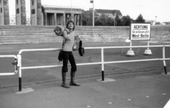 Germany, Berlin, a berlini fal és a Brandenburgi kapu Nyugat-Berlin felől., 1973, Barna Imre, cold war, GDR, Berlin Wall, East-Berlin, West Berlin, Fortepan #150070