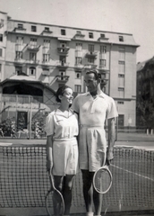 Magyarország, Budapest V., Balaton (Rothermere) utca 1., Palatinus teniszpark (később az Olimpia park került kialakításra a helyén). A háttérben látható bérház helyén ma a Képviselői Irodaház (Fehér ház) áll, jobbra a Balassi Bálint (Személynök) utca., 1939, Barna Imre, teniszütő, sport mez, Budapest, Fortepan #150088