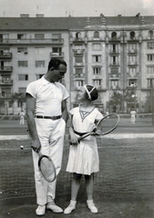 Magyarország, Budapest XIII., a Pozsonyi út - Balzac (Korall) utca - Hollán Ernő (Hollán) utca - Radnóti Miklós (Sziget) utcák által határolt Lipótvárosi Sporttelep (Pozsonyi út 27.) teniszpályái, háttérben a Pozsonyi út 24. és 26-28. számú ház., 1936, Barna Imre, Budapest, Fortepan #150107