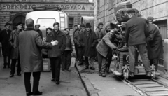 Magyarország, Budapest VIII., a felvétel az Egy szerelem három éjszakája című film forgatásakor készült. Szemben Tóth Benedek színművész, háttal Révész György a film rendezője. Háttérben a Práter utca 74. számú ház., 1967, Révész György, Inkey Tibor, Budapest, Best of, fahrtkocsi, fahrt-sín, filmforgatás, filmkamera, Fortepan #150146