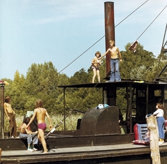 Magyarország, gyermekszereplők a Két pont között a legrövidebb görbe című filmben., 1975, Révész György, Jávor István, színes, hajó, félmeztelen, Fortepan #150255