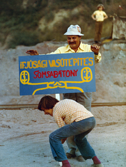 Magyarország, Szirtes Ádám színművész éa az egyik gyermekszereplő a Két pont között a legrövidebb görbe című filmben., 1975, Révész György, Jávor István, színes, tábla, felirat, Fortepan #150259