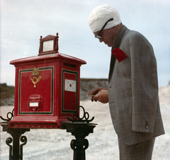 Magyarország, az Utazás a koponyám körül című film főszereplője, Karinthy Frigyes író szerepében Latinovits Zoltán színművész., 1970, Révész György, B. Müller Magda, Best of, színész, híres ember, szemüveg, postaláda, Fortepan #150266