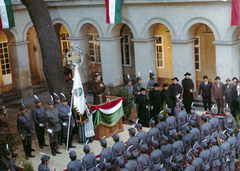 Magyarország, Budapest V., Városház utca, a Pesti Vármegyeháza udvara. A felvétel a Volt egyszer egy család című film forgatásakor készült., 1972, Révész György, B. Müller Magda, színes, filmforgatás, katona, zászló, pap, Budapest, Fortepan #150387