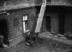 Hungary, Budapest IX., Üllői úti ház udvara helyreállítási munkák idején., 1957, Kiszely György, construction, wheelbarrow, Budapest, Fortepan #150510