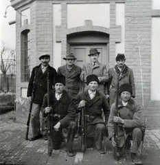 Szerbia, Bácsföldvár, a magyar csapatok bevonulásának első évfordulóján tartott ünnepségre készülődő polgárőrök., 1942, Varga Csaba dr., Fortepan #150534