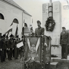 Szerbia, Bácsföldvár, Hais Tibor százados díszbeszéde a Szent Mihály-templom melletti Országzászló avatásakor. A felvétel a magyar csapatok bevonulásának első évfordulóján tartott ünnepség alkalmával készült., 1942, Varga Csaba dr., dobogó, Fortepan #150538