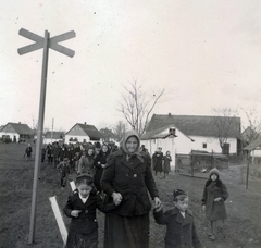 Szerbia, Bácsföldvár, a magyar csapatok bevonulásának első évfordulóján tartott ünnepségre készülődő helybéliek., 1942, Varga Csaba dr., Fortepan #150541