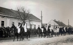 Szerbia, Bácsföldvár, a magyar csapatok bevonulásának első évfordulóján tartott ünnepségre készülődő bandérium felvonulása., 1942, Varga Csaba dr., Fortepan #150546