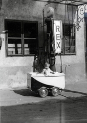 Magyarország, Pécs, Rákóczi út 34., Varga Gyula Autókarosszéria- és Kocsigyárának udvara. REX benzinkút a háttérben., 1938, Varga Csaba dr., babakocsi, benzinkút, Rex-márka, Fortepan #150556