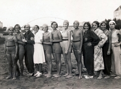 Hungary, Győr, Mosoni-Duna-part, strand, háttérben a Kossuth híd., 1931, Varga Csaba dr., bathing suit, swimming, hold upper arms, height chart, Fortepan #150578