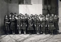 Hungary, Győr, Bisinger József sétány 32., Győr Szabad Királyi Város Női Felsőkereskedelmi Iskola (később Deák Ferenc Közgazdasági és Informatikai Szakközépiskola). Csoportkép egy I. osztályról az iskola udvarán., 1931, Varga Csaba dr., tableau, Girls' school, pleated skirt, Fortepan #150583