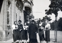 Hungary, Győr, Szent István (Vilmos császár) út, háttérben a Hilbert-ház a Teleki László utca sarkán, jobbra a Bisinger József park., 1935, Varga Csaba dr., priest, sailor blouse, cassock, Fortepan #150616