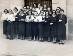 Hungary, Győr, Bisinger József sétány 32., Győr Szabad Királyi Város Női Felsőkereskedelmi Iskola (később Deák Ferenc Közgazdasági és Informatikai Szakközépiskola). Az egyik végzős osztály az iskola kapuja előtt., 1935, Varga Csaba dr., tableau, sailor blouse, Fortepan #150618