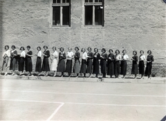 Hungary, Győr, Bisinger József sétány 32., Győr Szabad Királyi Város Női Felsőkereskedelmi Iskola (később Deák Ferenc Közgazdasági és Informatikai Szakközépiskola). Az egyik végzős osztály az iskola udvarán., 1935, Varga Csaba dr., girl, Fortepan #150619