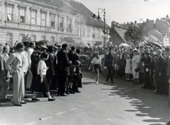 Magyarország, Győr, Szent István (Vilmos Császár) út, háttérben a Fehérhajó Szálloda. A berlini olimpiai lánggal Dukesz Mária fut az Országzászló felé., 1936, Varga Csaba dr., olimpiai láng, Fortepan #150641