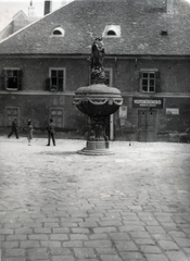 Magyarország, Sopron, Orsolya tér, Mária-kút, háttérben a Lábasház., 1939, Varga Csaba dr., kockakő, Fortepan #150668