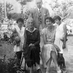 Iran, Teheran, ifj. Francsek Imre építész anyósával, feleségével és lányaival., 1932, Saly Noémi, family, garden, grandparent, tableau, girl, teddy bear, leg over leg, Fortepan #15067