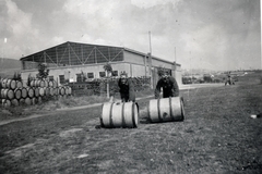 Magyarország, Pécs, Tüzér utcai repülőtér, a Horthy Miklós Nemzeti Repülő Alap kiképző keretének tagjai., 1939, Varga Csaba dr., repülőgép, hordó, Fortepan #150682