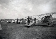 Magyarország, Pécs, Tüzér utcai repülőtér, a Horthy Miklós Nemzeti Repülő Alap kiképző keretének tagjai, Weiss Manfréd gyártmányú, Fokker C.V.D. típusú felderítő repülőgépekkel., 1939, Varga Csaba dr., repülőgép, Fokker-márka, biplán, Fokker C.V, lajstromjel, Fortepan #150691