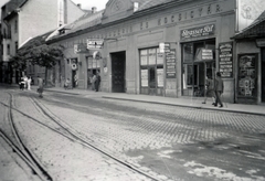 Magyarország, Pécs, Rákóczi út 34., Varga Gyula Autókarosszéria- és Kocsigyára., 1939, Varga Csaba dr., utcakép, villamos, kitérő, fényképész, cégér, mosoda, sínpálya, Fortepan #150694