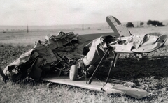 Magyarország, Pécs, a Horthy Miklós Nemzeti Repülő Alap kiképző keretének 1942. március 28.-án lezuhant Bücker Bü 131 "Jungmann" iskolarepülőgépe. A balesetben Gyurcsik Dezső és Hegedűs Sándor növendékek vesztették életüket., 1942, Varga Csaba dr., baleset, repülőgép, Fortepan #150700