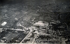 Magyarország, Pécs, légifotó, középen a jezsuita Pius Gimnázium és Internátus (később Pécsi Tudományegyetem) épülete és a Jézus Szíve (Pius) templom., 1937, Varga Csaba dr., légi felvétel, Fortepan #150736