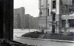 Ukrajna, Harkov, Szabadság (Dzerzsinszkij) tér, szemben a Tervek Háza, a Karazin Kharkiv Nemzeti Egyetem épülete, a Trinkler utcából nézve., 1943, Varga Csaba dr., egyetem, konstruktivizmus, Szergej Szavics Szerafimov-terv, Szamuil Mironovics Kravec-terv, Mark Davidovics Felger-terv, Marija Zandberg-Serafimova-terv, Fortepan #150850