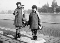 Magyarország, Budapest I., budai alsó rakpart, szemben a Parlament., 1930, Saly Noémi, zászló, baba, Steindl Imre-terv, országház, neogótika, eklektikus építészet, Budapest, kézenfogva, Fortepan #15086