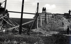 Ukrajna, lerombolt vasúti híd helyreállításán dolgoznak a Magyar Királyi Honvédség 105. vasútépítő század katonái., 1943, Varga Csaba dr., Fortepan #150890