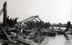 Ukrajna, lerombolt vasúti híd helyreállításán dolgoznak a Magyar Királyi Honvédség 105. vasútépítő század katonái., 1943, Varga Csaba dr., Fortepan #150906