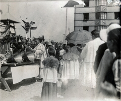 Hungary, Budapest XI., Fehérvári út - Hengermalom út sarok, a Fehérvári út 88. számú házban lévő Szent Adalbert egyházközség harangjainak szentelése a harangláb előtt. A harangoknál Zadravecz István püspök áll., 1931, Varga Csaba dr., bell, Budapest, bell dedication, Fortepan #150964